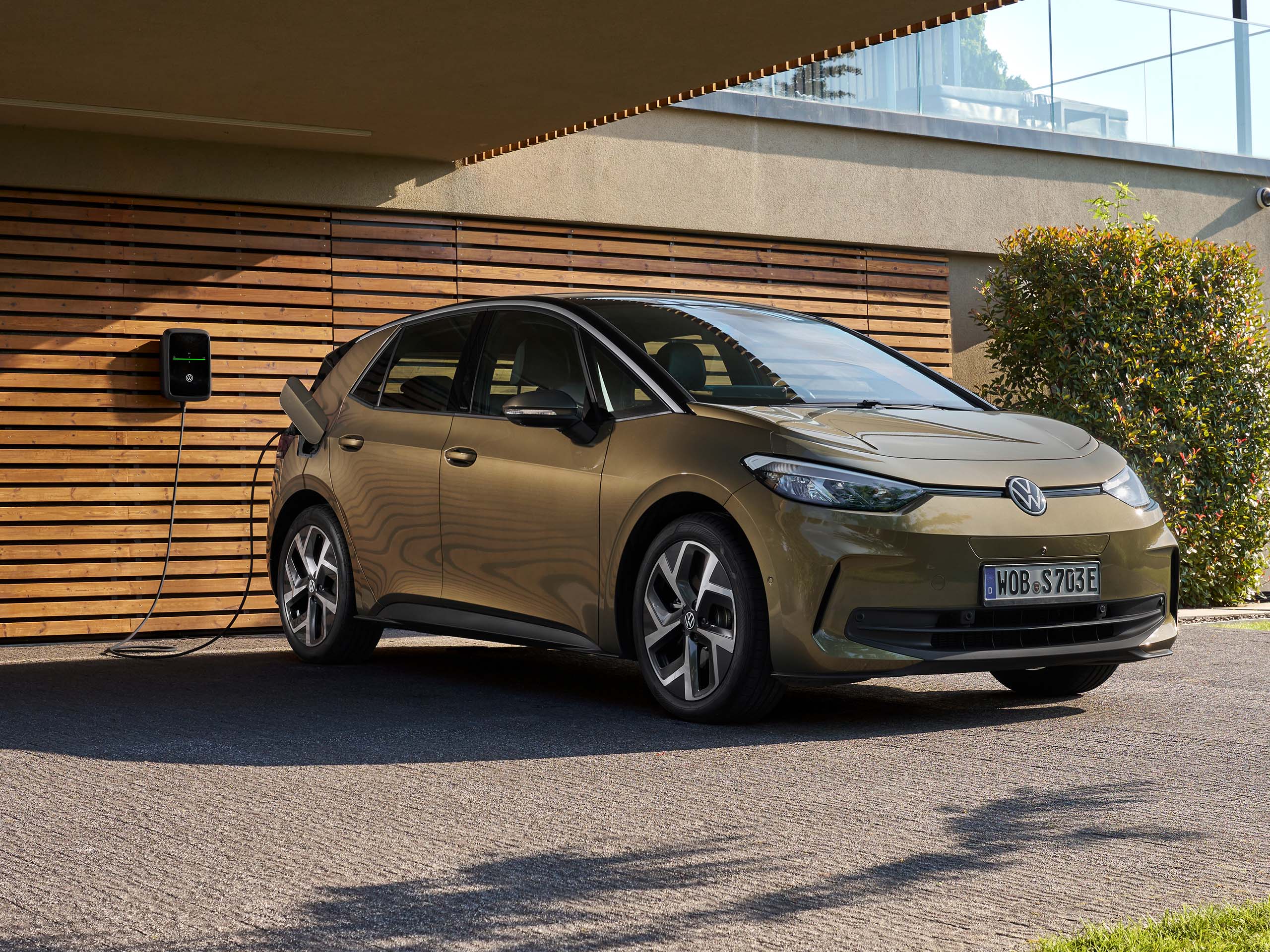 VW ID.3 steht unter Carport und wird mit ID. Charger von Elli geladen